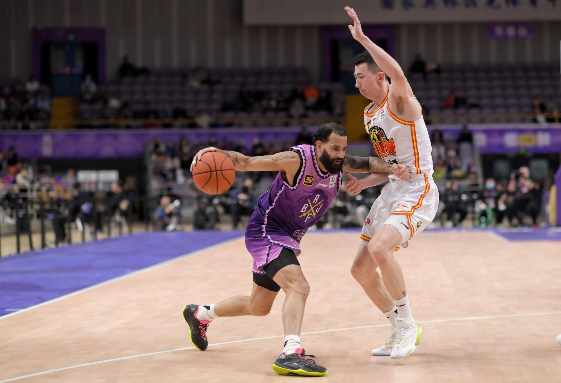 关于阿斯顿维拉发布备战花絮，国际比赛日手感冰凉，CBA季后赛任务艰巨，细节决定成败的信息